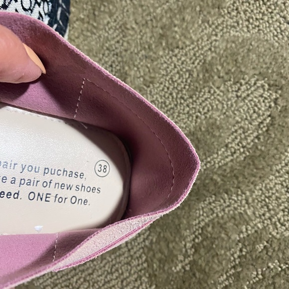 ❤️ 2 PAIR OF TOMS SHOES. One pair is brand new & other pair wear only 1 time . - Picture 6 of 9